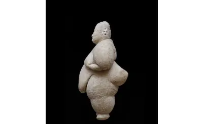 Çatalhöyük'te bulunan kadın heykelciği