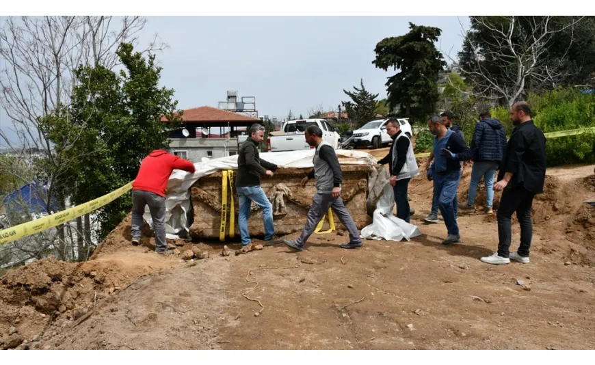 Hatay'da bir evin bahçesinde lahit bulundu