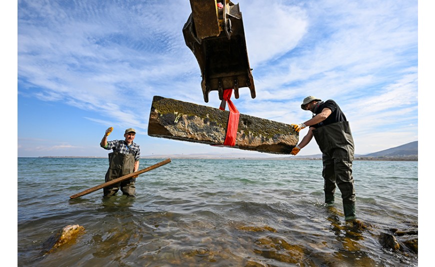 Van Gölü'nün çekilmesiyle ortaya çıkan Selçuklu mezar taşları koruma altına alındı