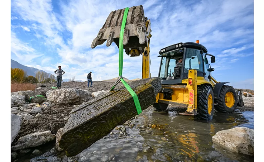 Van Gölü'nün çekilmesiyle ortaya çıkan Selçuklu mezar taşları koruma altına alındı
