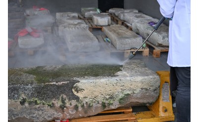 Van Gölü'nden çıkarılan yosun tutmuş Selçuklu şahideleri özenle temizleniyor