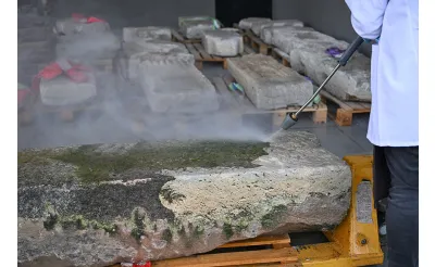 Van Gölü'nden çıkarılan yosun tutmuş Selçuklu şahideleri özenle temizleniyor