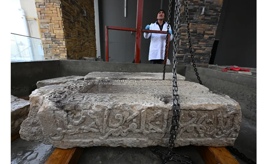 Van Gölü'nden çıkarılan yosun tutmuş Selçuklu şahideleri özenle temizleniyor