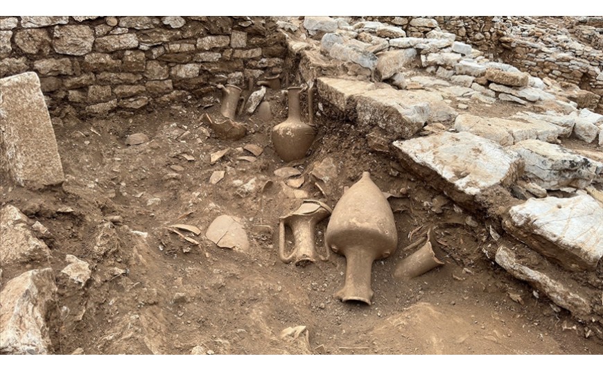 Amos Antik Kenti'nde 10 amfora bulundu