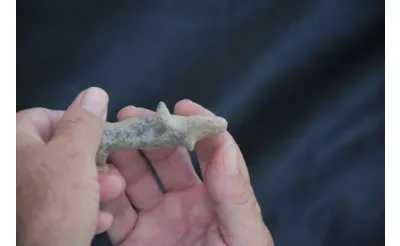 İzmir'in Bornova ilçesinde yer alan Yassıtepe Höyüğü'nde yürtülen kazı çalışmalarında günümüzden yaklaşık 5 bin yıl öncesine tarihlenen pişmiş toprak kadın (tanrıça) heykelciği bulundu.