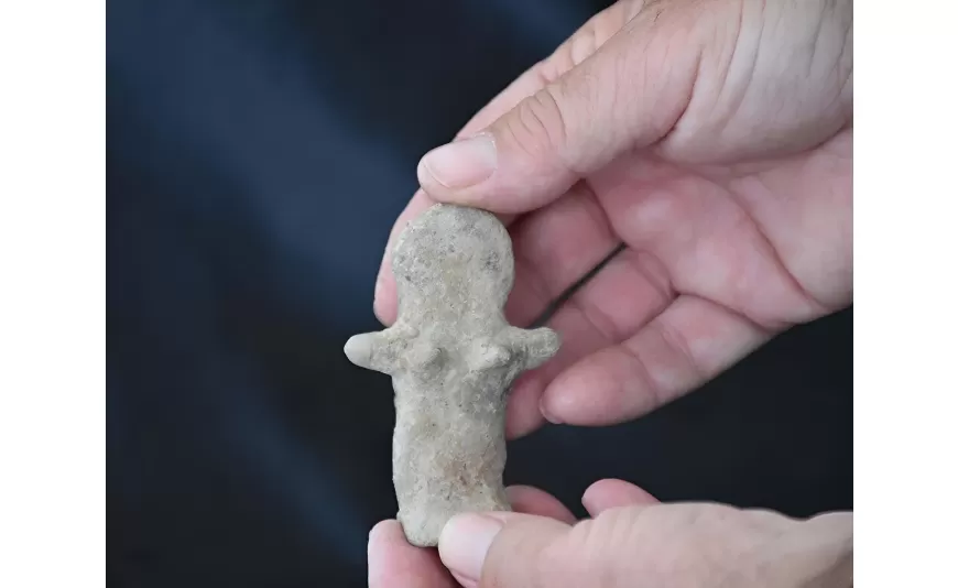 İzmir'in Bornova ilçesinde yer alan Yassıtepe Höyüğü'nde yürtülen kazı çalışmalarında günümüzden yaklaşık 5 bin yıl öncesine tarihlenen pişmiş toprak kadın (tanrıça) heykelciği bulundu.