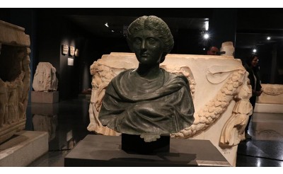 ABD ve İngiltere'den Antalya'ya getirilen Anadolu kökenli 42 tarihi eser tanıtıldı