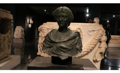 ABD ve İngiltere'den Antalya'ya getirilen Anadolu kökenli 42 tarihi eser tanıtıldı ABD ve İngiltere'den Antalya'ya getirilen Anadolu kökenli 42 tarihi eser tanıtıldı