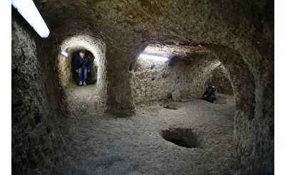 Sarayini'ne tünellerle bağlı yeni bir yer altı şehri keşfedildi Sarayini'ne tünellerle bağlı yeni bir yer altı şehri keşfedildi