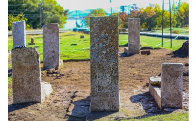 Van'ın Gevaş ilçesindeki Selçuklu Mezarlığı'nda yürütülen kazı ve restorasyon çalışmalarında 8 sandukalı mezar ortaya çıkarıldı.
