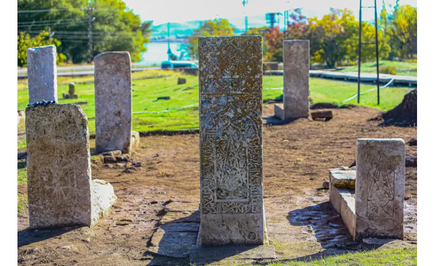 Van'ın Gevaş ilçesindeki Selçuklu Mezarlığı'nda yürütülen kazı ve restorasyon çalışmalarında 8 sandukalı mezar ortaya çıkarıldı.