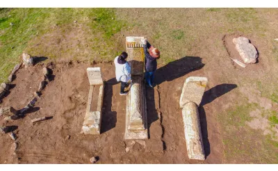 Van'ın Gevaş ilçesindeki Selçuklu Mezarlığı'nda yürütülen kazı ve restorasyon çalışmalarında 8 sandukalı mezar ortaya çıkarıldı.