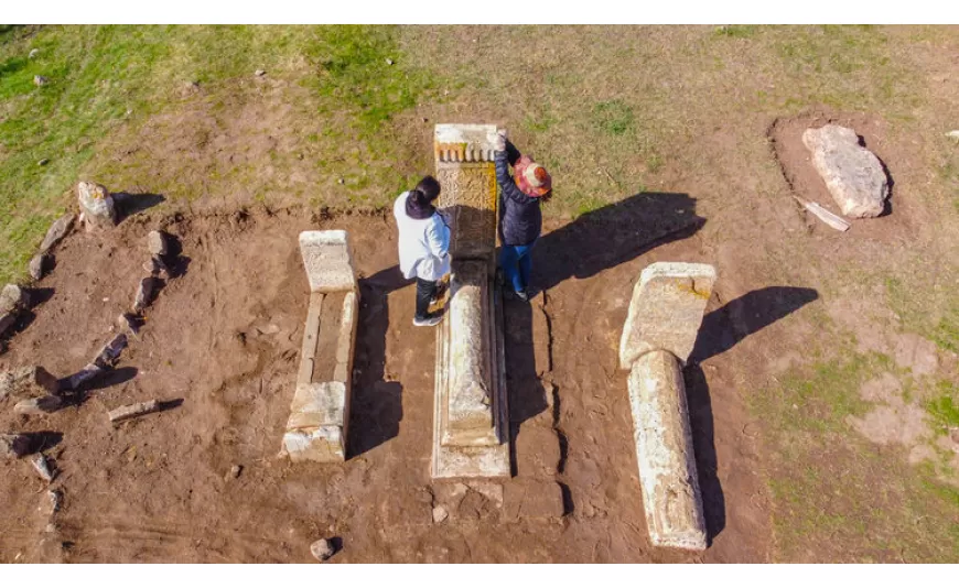 Van'ın Gevaş ilçesindeki Selçuklu Mezarlığı'nda yürütülen kazı ve restorasyon çalışmalarında 8 sandukalı mezar ortaya çıkarıldı.