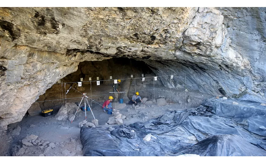 Mağara kazısında 12 bin yıllık  mezar bulundu