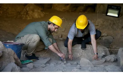 Mağara kazısında 12 bin yıllık  mezar bulundu