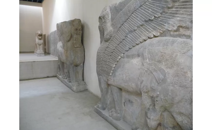 Irak'ta 1995 yılında baş kısmı çıkarılarak kaçırılan anıtsal Lamassu kabartmasının gövdesi ortaya çıkarıldı.