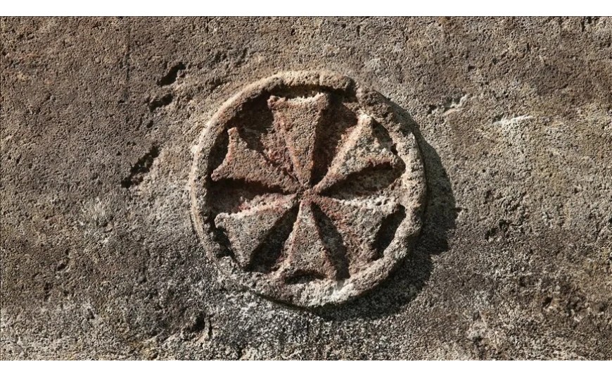 Diyarbakır'da üzerinde "Malta Haçı" bulunan Roma dönemine ait lahit bulundu