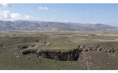 Van'daki Körzüt Kalesi'nde tapınak olduğu tahmin edilen yapı ve kitabeler bulundu